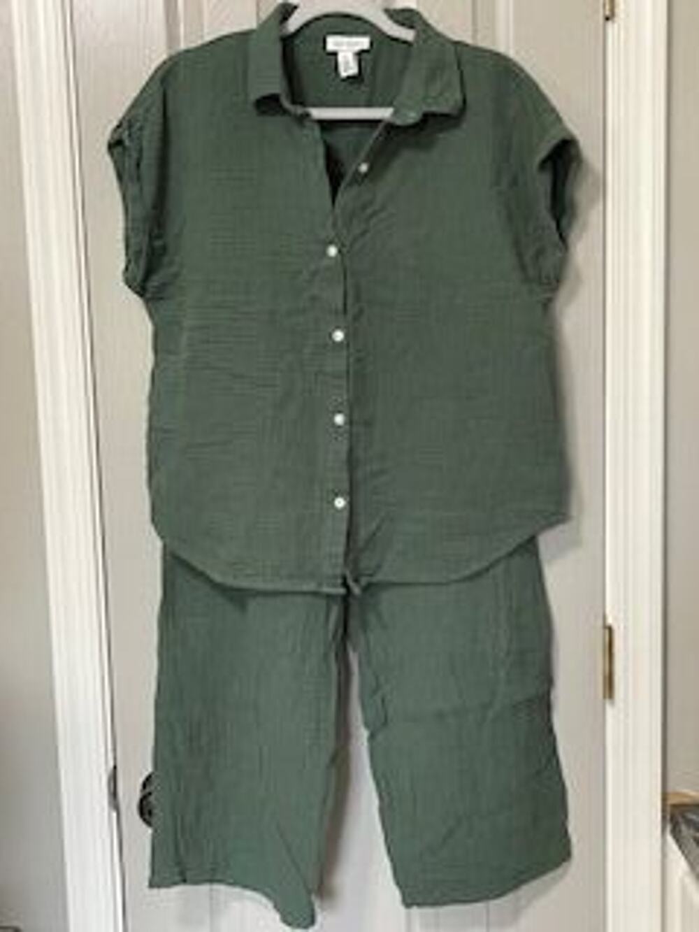#D115 PRE-LOVED Jessica Simpson SS shirt & cropped pants set size medium